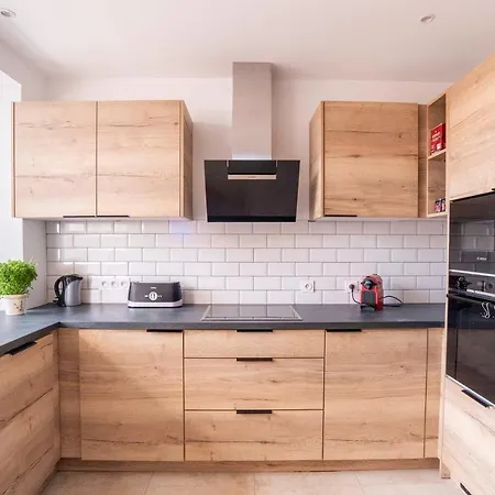 Spacious And Bright 85 M Near Downtown Apartment