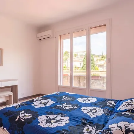 Spacious And Bright 85 M Near Downtown * Hyeres
