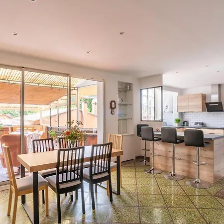 Spacious And Bright 85 M Near Downtown Apartment