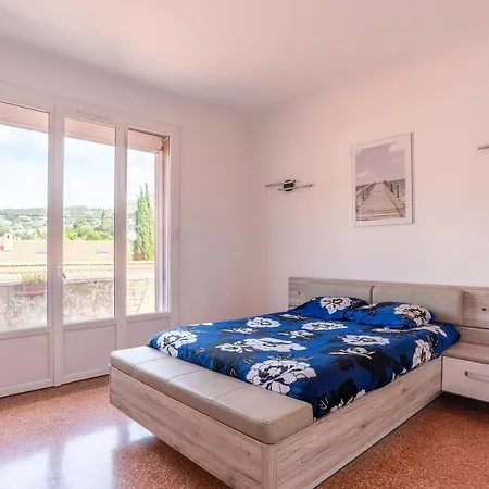 Spacious And Bright 85 M Near Downtown Apartment *